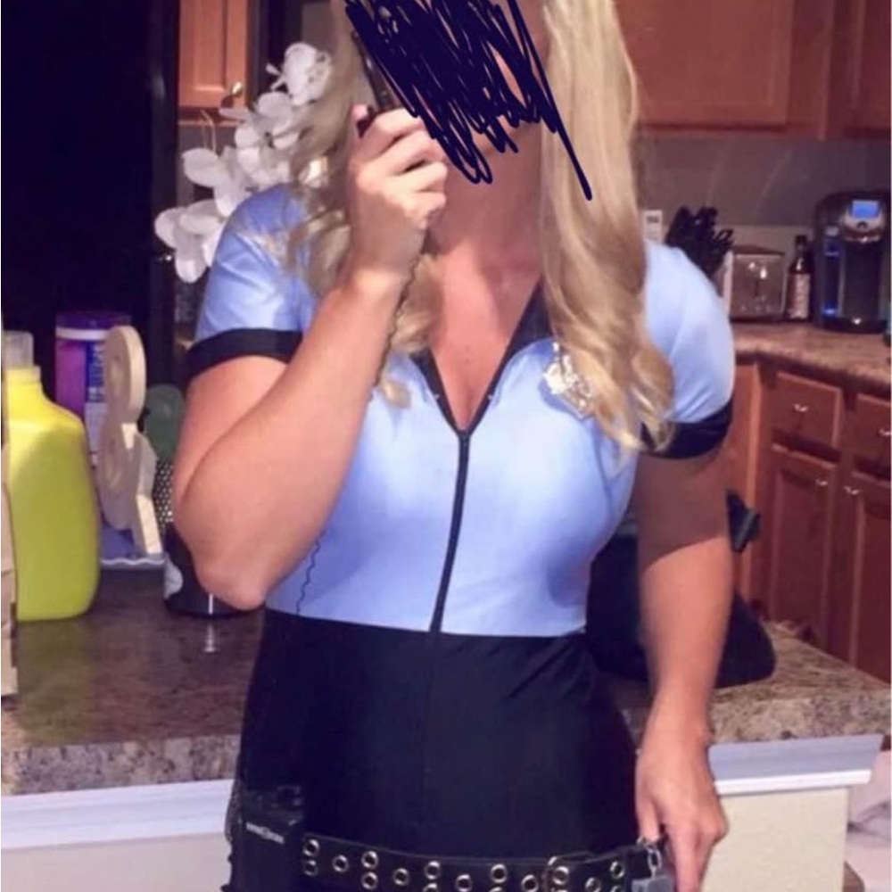 Women’s Halloween cop costume